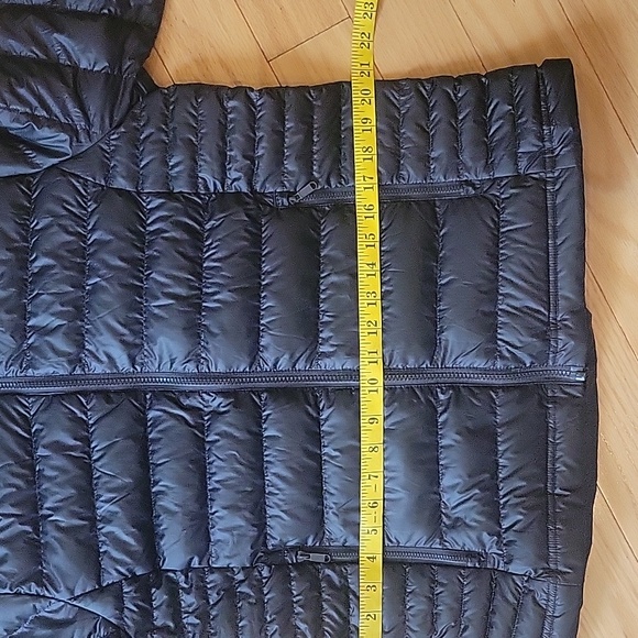Quince Lightweight Down Packable Puffer Jacket - Picture 15 of 16